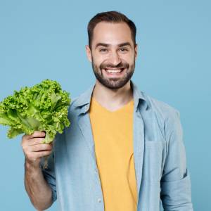Nie w worku, nie w plastikowym pojemniku. W czym trzymać sałatę, żeby nie zwiędła? 