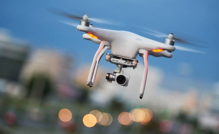 Dron zakłócił pracę jednego z największych lotnisk w Europie  To kolejny taki przypadek w tym tygodniu