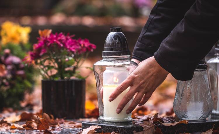 Przyszła odwiedzić grób krewnej. Usłyszała pukanie i jęki. Gdy otwarto trumnę, znaleziono "ślady walki"