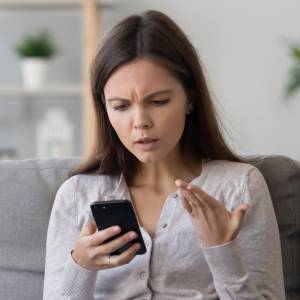 Uwaga na fałszywe wiadomości! Oszuści podszywają się pod rządowy serwis