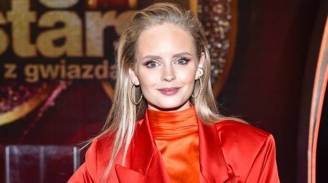 Olga Kalicka bez stanika. Aktorka w luźnej koszuli odsłania ciało w zmysłowej sesji zdjęciowej