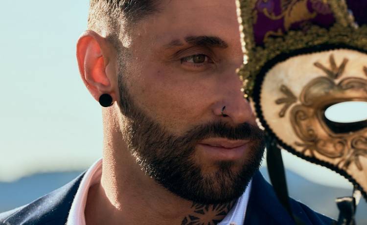 Uczestnik "Love Island 9" zsunął spodenki przed rozmówczynią. Wszystko zarejestrowały kamery 