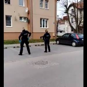 Polscy policjanci tańczą pod oknami osób objętych kwarantanną! Film z ich występu robi furorę w sieci!                                              