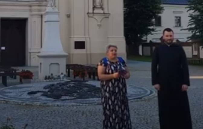 "Shallow" w wykonaniu księdza i katechetki. Pielgrzymkowa wersja hitu trafiła do sieci!