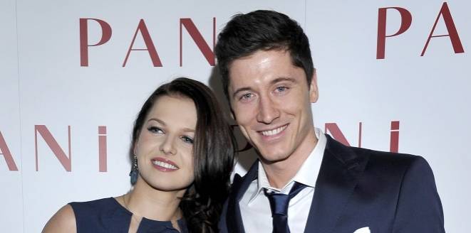 Anna i Robert Lewandowscy w płomiennym pocałunku. Fani oczarowani: "Gorąca para" [FOTO]