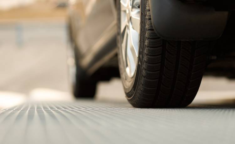 Jechał ponad 100 km/h w terenie zabudowanym. Prowadził karawan [WIDEO]