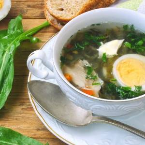 Pomysł na wielkanocny obiad? Sprawdź przepis na zupę jajową ze szczawiem!