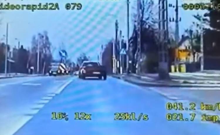 Przyczepka "driftowała" przed radiowozem. Kierowca dostał 1200 zł mandatu i 6 punktów [WIDEO]