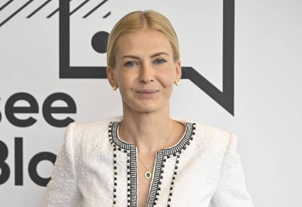 Edyta Pazura delektuje się czereśniami. "Ależ ma pani piękną figurę" [FOTO]