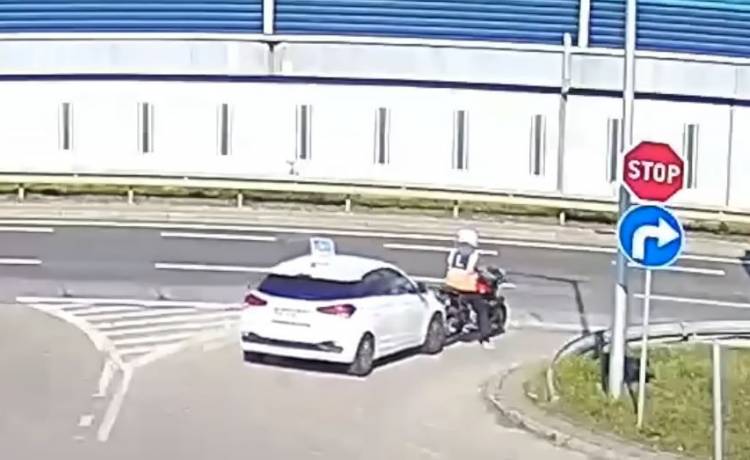 Kursant potrącony przez instruktora. Nietypową sytuację zarejestrowała kamera [WIDEO]