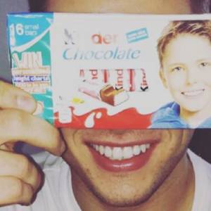 Jako dziecko został twarzą Kinder Chocolate. Josh Bateson ma dziś 28 lat! [FOTO]