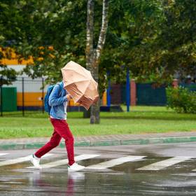 Pilne ostrzeżenie IMGW. Silny wiatr nad Polską! Sprawdź, czy jesteś w strefie zagrożenia
