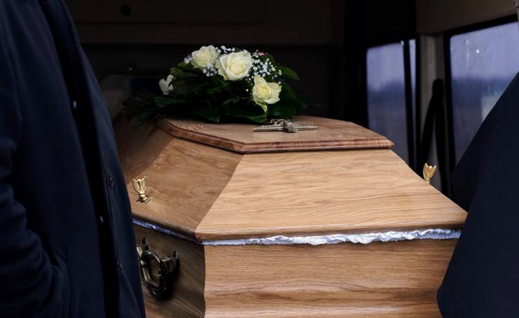 Szokujące sceny na pogrzebie. 36-latka "obudziła się" w trumnie [WIDEO]