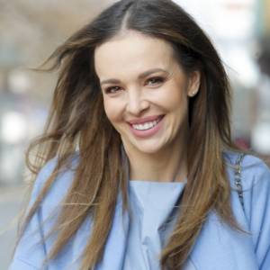 Anna Wendzikowska wyleguje się na łóżku. Kadr z sypialni zachwyca! [FOTO]