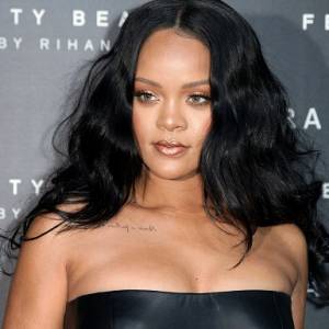 Rihanna kusi nad basenem! Zmysłowe kadry rozgrzały fanów wokalistki