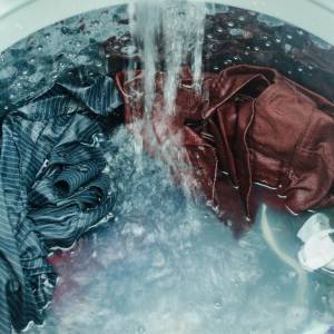 Lepiej prać ubrania ze sklepu! Dlaczego? Była pracownica sieciówki zdradza zaskakujące szczegóły: "Obrzydliwe" [WIDEO]