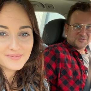 Ania i Grzegorz z "Rolnik szuka żony" pozowali na tle nowego domu. Kolor budynku przykuwa uwagę! Internauci podzieleni w komentarzach