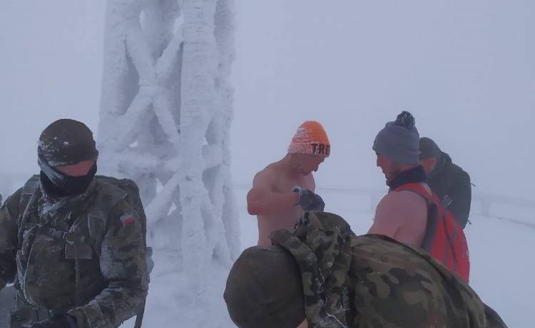 Półnadzy turyści wchodzili na Tarnicę. Sprowadzać musieli ich żołnierze