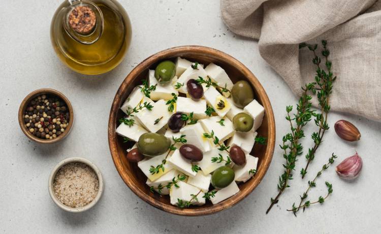 Ten trik z TikToka sprawi, że krojenie sera feta przestanie być koszmarem. Zobacz, jak to zrobić! [WIDEO]