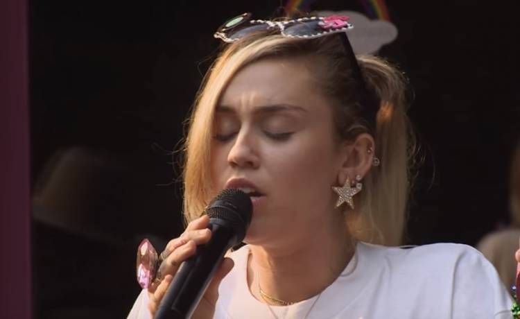 Miley Cyrus postawiła na ostre cięcie! Ostatnio pokazała się w nowej fryzurze