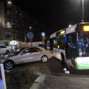 Źle zaparkowany samochód zablokował ruch. Właściciel auta zapłaci wysoki mandat