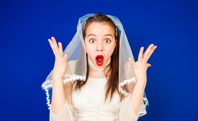 Wylała sos na suknię panny młodej. Zdjęcia ślubne to hit! [WIDEO]