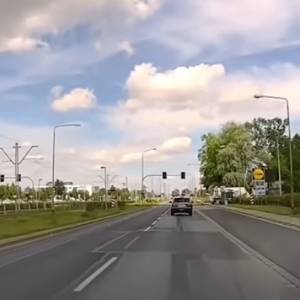 Absurdalny zbieg okoliczności niemal doprowadził do tragedii na pasach! "Tu poszło chyba wszystko nie tak" [WIDEO]