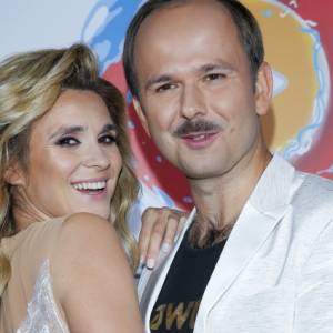 Kajra w błyszczącej sukience. Żona Sławomira wie, jak podkreślić swoje atuty! Głęboki dekolt przyciąga wzrok [WIDEO]