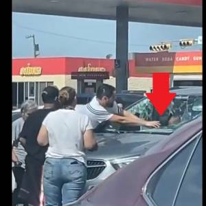 Rodzice przypadkiem uwięzili dziecko w rozgrzanym samochodzie. O włos od tragedii [WIDEO]