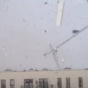 Dźwig runął w Krakowie. Powodem silnym wiatr. Dwie osoby nie żyją [WIDEO]