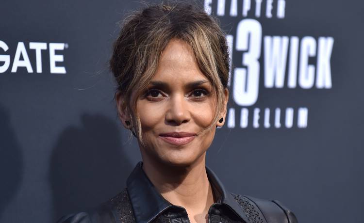 Halle Berry zachwyca w pomarańczowym bikini. Wróciła do sceny sprzed 18 lat!