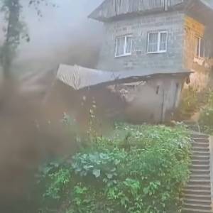 W ostatniej chwili uciekli przed osuwiskiem. Dramatyczne nagranie z Turcji [WIDEO]