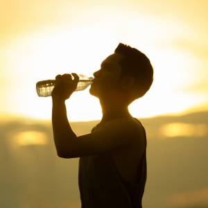 Wypił duże ilości zimnej wody w trakcie upału. O krok od tragedii