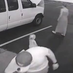 "Duch połamał nogi mojej córce". Przerażający wypadek dwulatki parkingu! [WIDEO]