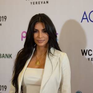 Kim Kardashian zrezygnowała z burzy długich włosów! Celebrytka zdecydowanie skróciła włosy [FOTO]