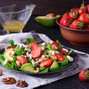 Sałatka z truskawkami i serem pleśniowym. Idealna przekąska na lato! [PRZEPIS]
