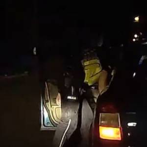 Pijany 27-latek zatrzymany przez policję. Mundurowi siłą wyciągnęli go z auta [WIDEO]