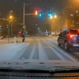 Kuriozalna sytuacja na pasach. Internauci nie mają litości: "Jedyna szara komórka zapadła w sen zimowy..." [WIDEO]