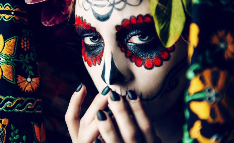 Cukrowe czaszki, parady i pikniki na cmentarzu. Czym jest Dia de Muertos?