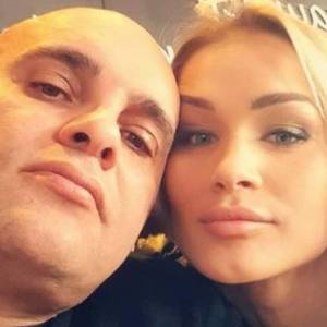 Dominik z "Gogglebox" pokazał gorące zdjęcie z ukochaną. Żona mężczyzny zachwyciła internautów: "Petarda"