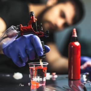 Sześciopak zrobiony nie ćwiczeniami, a tatuażem. Robi wrażenie? [WIDEO]