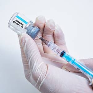 Dawka przypominająca również dla młodszych roczników? Jest komentarz wiceministra zdrowia