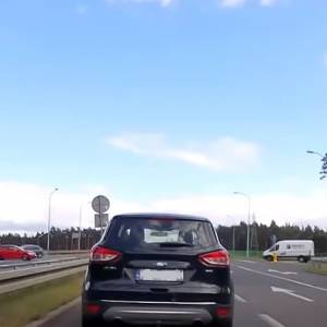 Wymuszenie, które mogło skończyć się tragicznie. "Nie widzę, ale pojadę, może się uda..." [WIDEO]