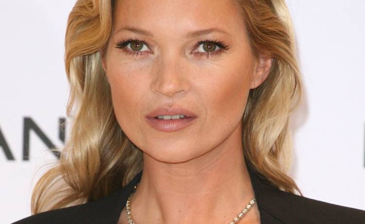 Kate Moss topless! 47-letnia modelka w odważnym wydaniu w stylizacjach od Kim Kardashian [FOTO]