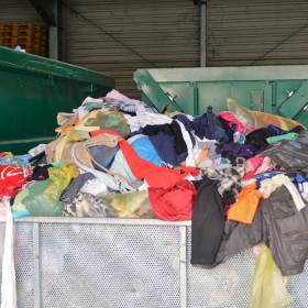 Do jakiego pojemnika wyrzucić stare ubrania? Wielu Polaków popełnia błąd