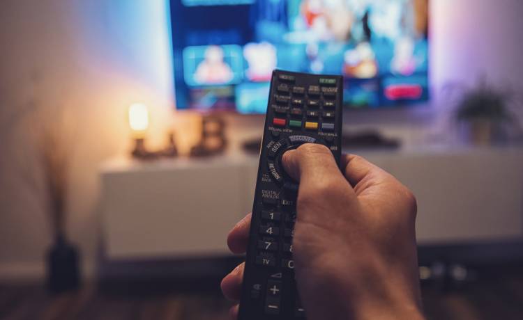 Władze przyznają bon na nowy dekoder? Minister Cieszyński o planach wsparcia dla gospodarstw domowych