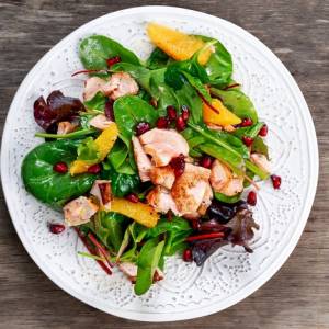 Ania Starmach podzieliła się przepisem na lekki obiad w upalne dni. Spróbuj sałatki z pomarańczami i łososiem! 