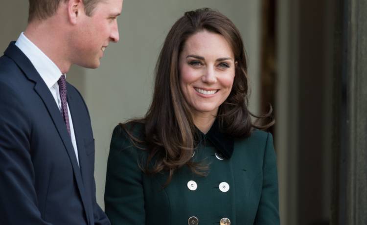 Księżna Kate w czwartej ciąży? Tajemnicę miała zdradzić w szkole księżniczka Charlotte!                                                                        