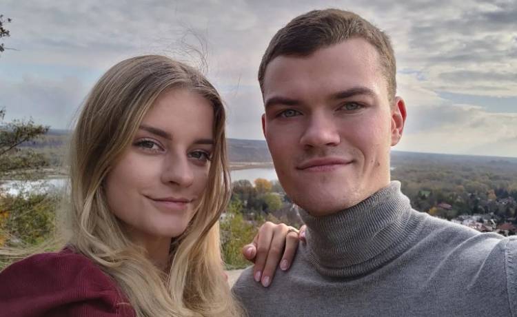 Adrianna z "Rolnik szuka żony" w objęciach Michała. Kadr z sesji narzeczeńskiej oczarował internautów! "Bajkowe zdjęcie"