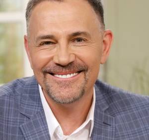 Krzysztof Ibisz z rocznym synem na rękach. Pierwsze urodziny Borysa świętował w oryginalnym miejscu